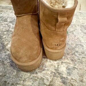 Ugg mini platform sz 10